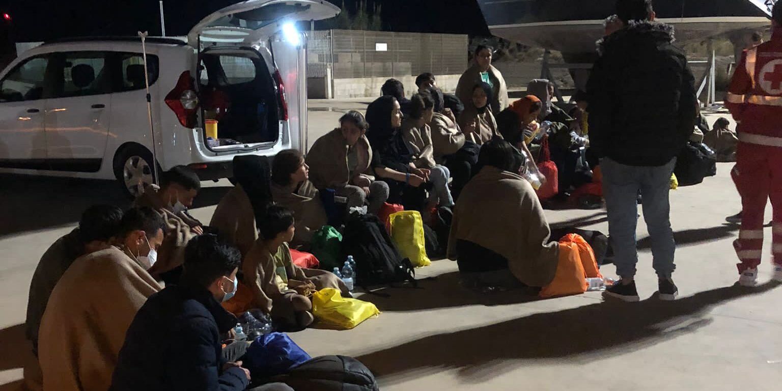 Si incagliano nella notte a 100 metri dalle coste della Locride: salvati 76 migranti – FOTO
