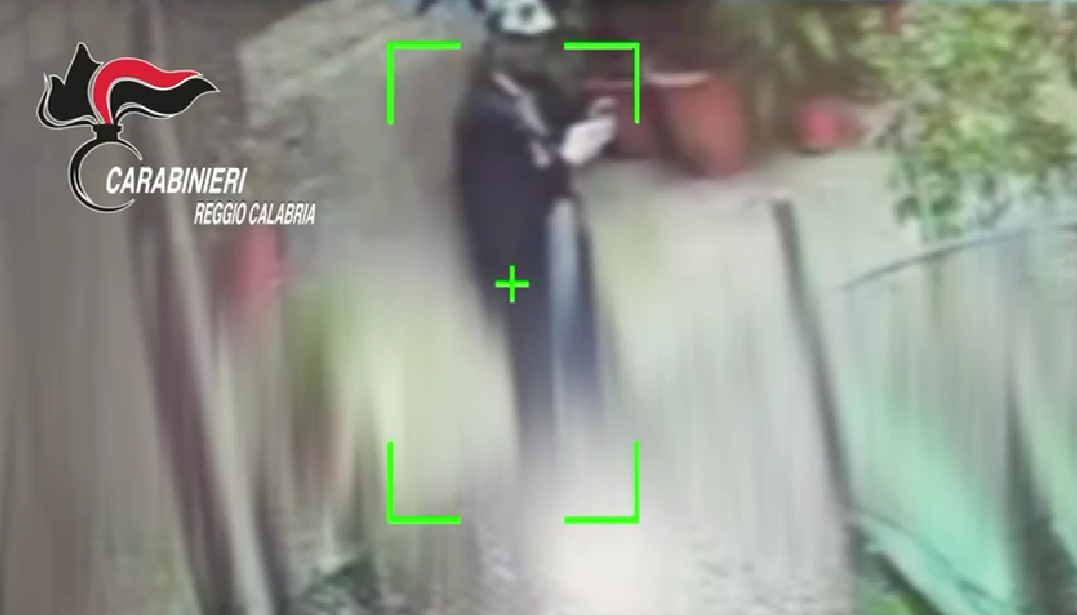 Si finge Carabiniere e truffa un’anziana per 30 mila euro, un arresto a Reggio – VIDEO