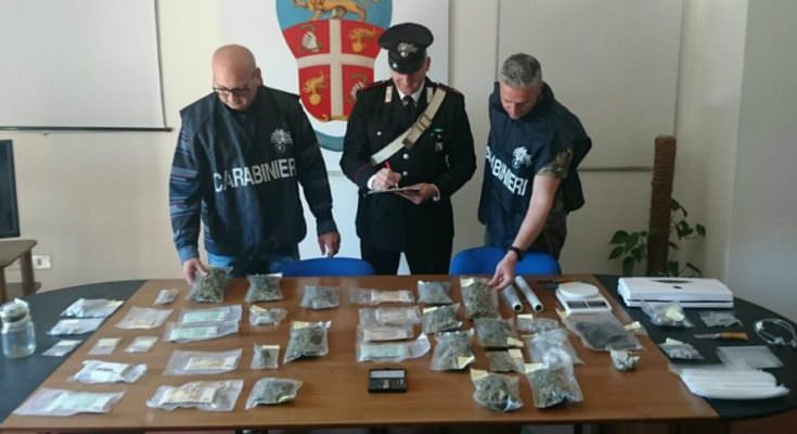 Hashish e marijuana nelle tapparelle di casa, nei guai due fratelli