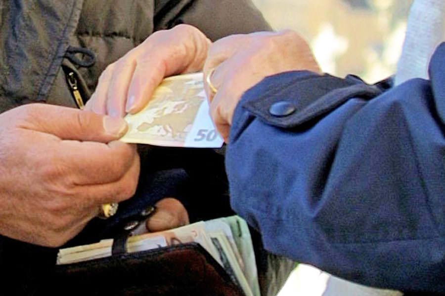 Falerna, estorce per un anno la pensione ad un anziano: arrestato un 36enne