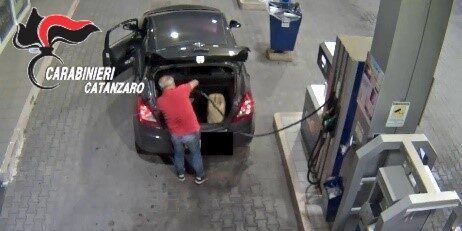 Sorpreso a fare il pieno con la carta di Calabria Verde: arrestato