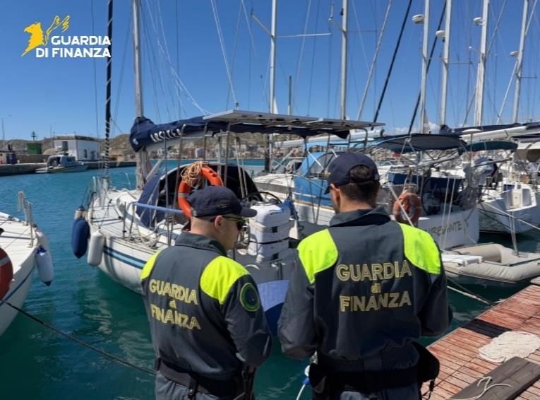 Crotone, yacht registrati all’estero per evadere le tasse: 6 denunce