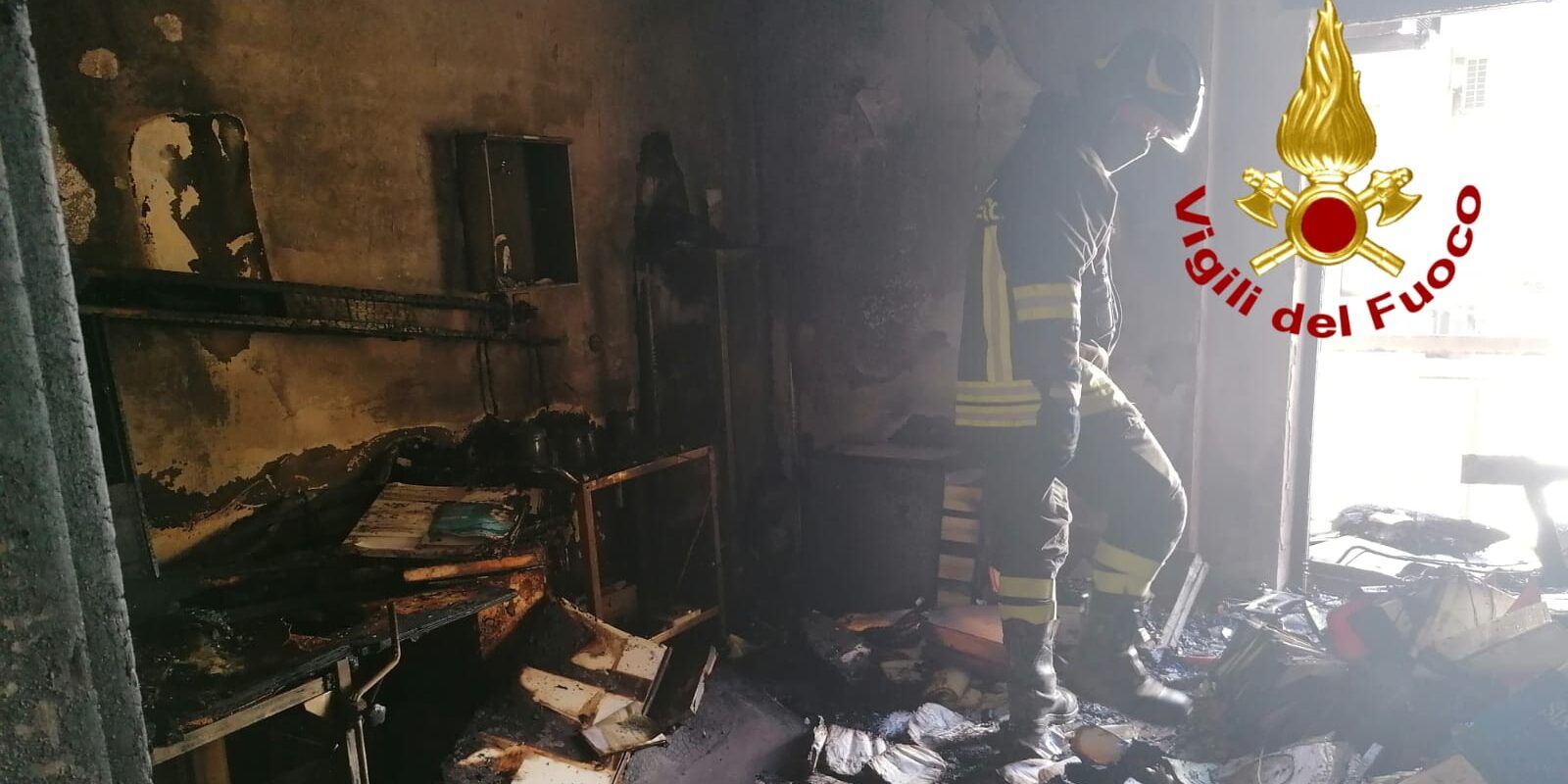 Panico e fuga sul tetto a Catanzaro Lido per l’incendio di uno studio medico – FOTO