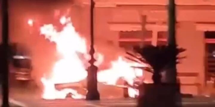 In fiamme a Bagnara un’auto della polizia locale. Il sindaco: «Attacco alla nostra comunità»