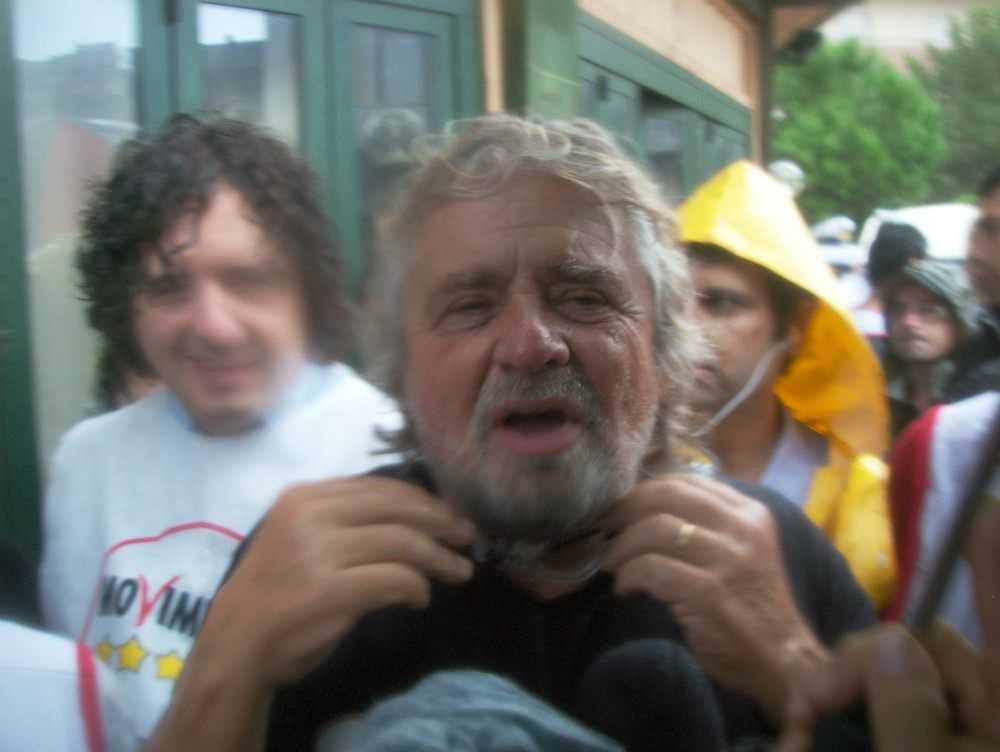 Grillo sbarca a nuoto in Sicilia