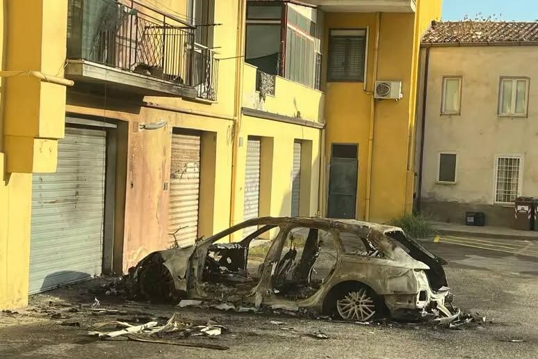 Auto in fiamme a Corigliano Rossano, indaga la Polizia