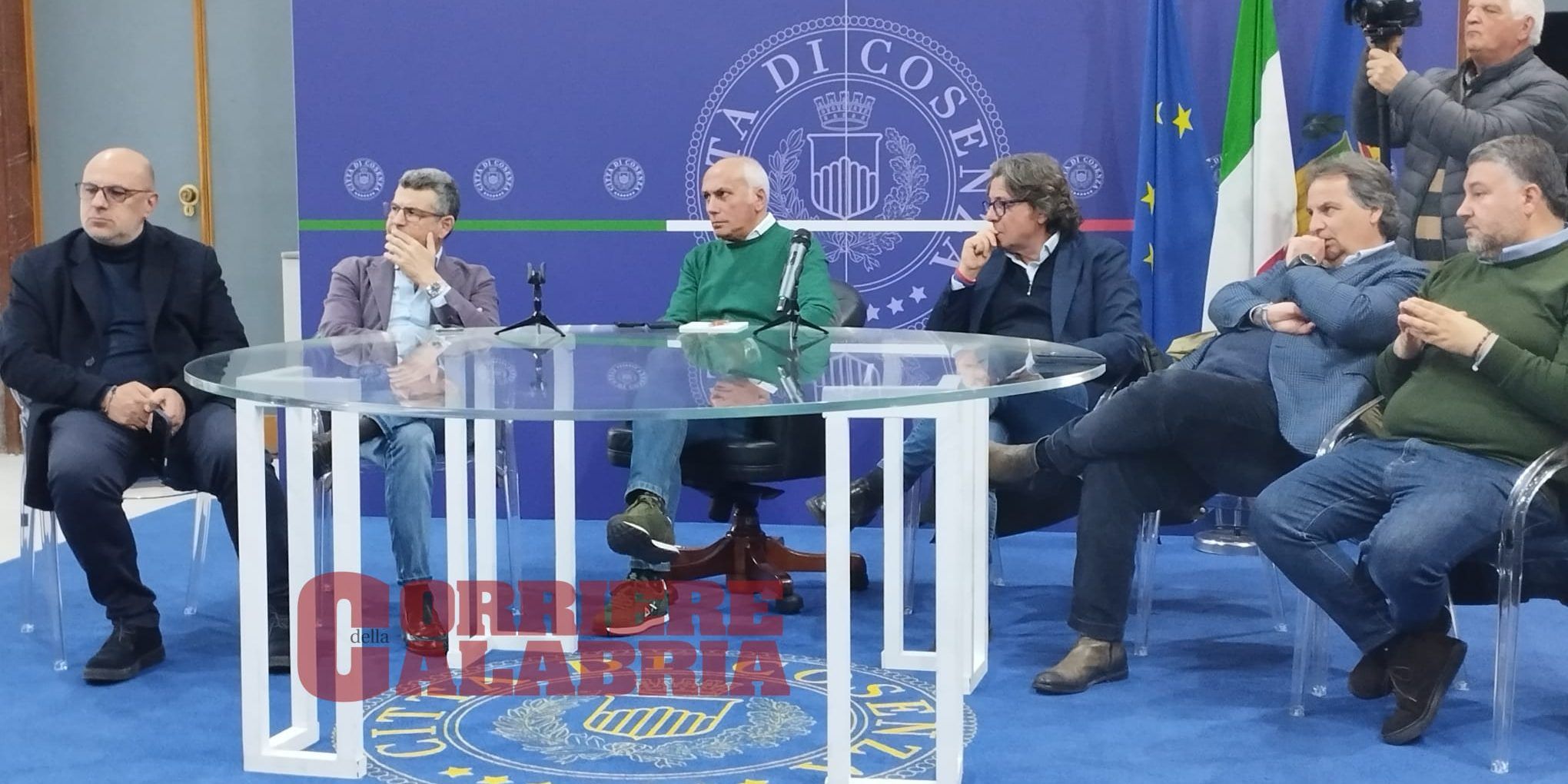 Cosenza calcio, tifosi e istituzioni uniti: «Realtà ormai lacerata, cambio di società necessario» – VIDEO