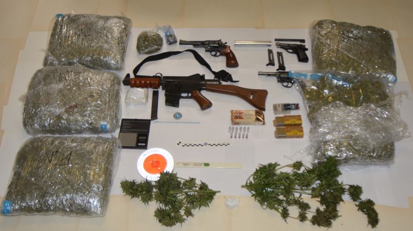 Blitz a Crotone, sequestrate armi e droga: in manette 19enne