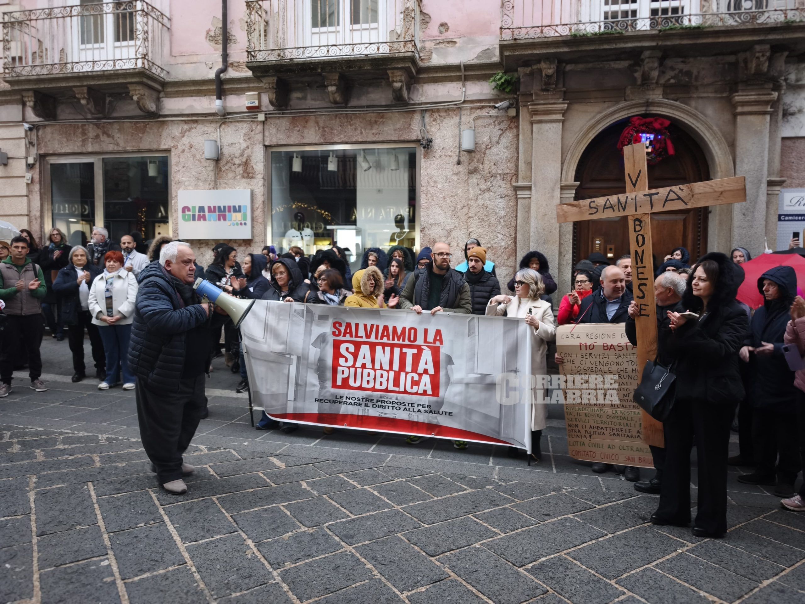 Sanità vibonese in crisi, la protesta dei cittadini: in centinaia di fronte la Prefettura – FOTO