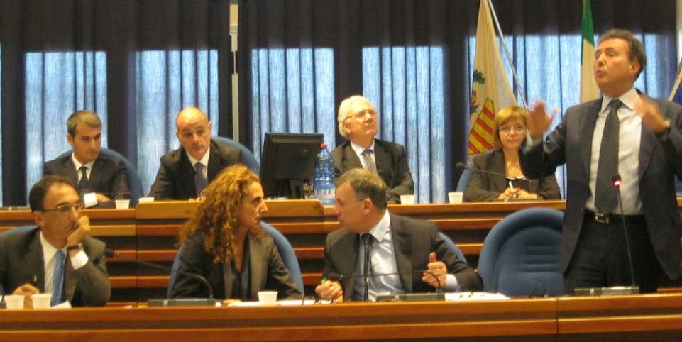 Il tramonto dei leader storici, la scalata dei nuovi big e la paura di perdere: così il “nuovo” centrodestra abbraccia Donato