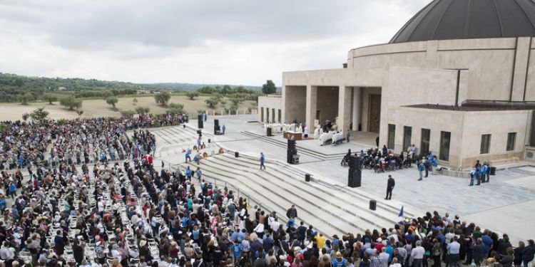 Natuzza, in preghiera i devoti nel dodicesimo anniversario della morte. Mons. Nostro: «Dio è accanto a noi»