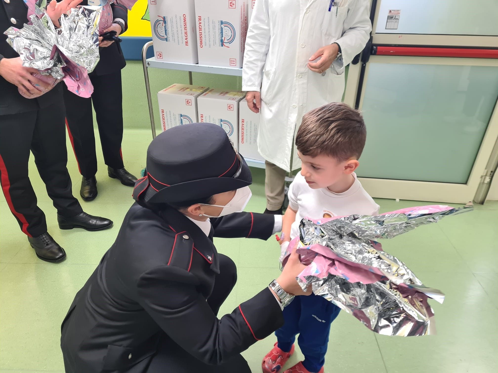 Gli Allievi carabinieri della Scuola di Reggio donano uova di Pasqua ai piccoli degenti del Gom