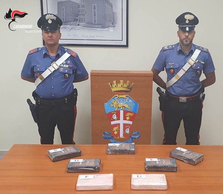 Poliziotto viaggiava con 7 kg di cocaina: arrestato nella Locride