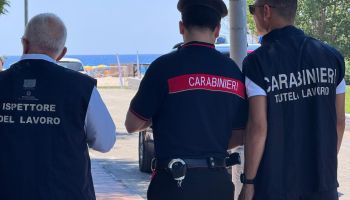 Scoperti un bagnino in nero e carenze igienico-sanitarie nella ristorazione in un villaggio turistico a Botricello