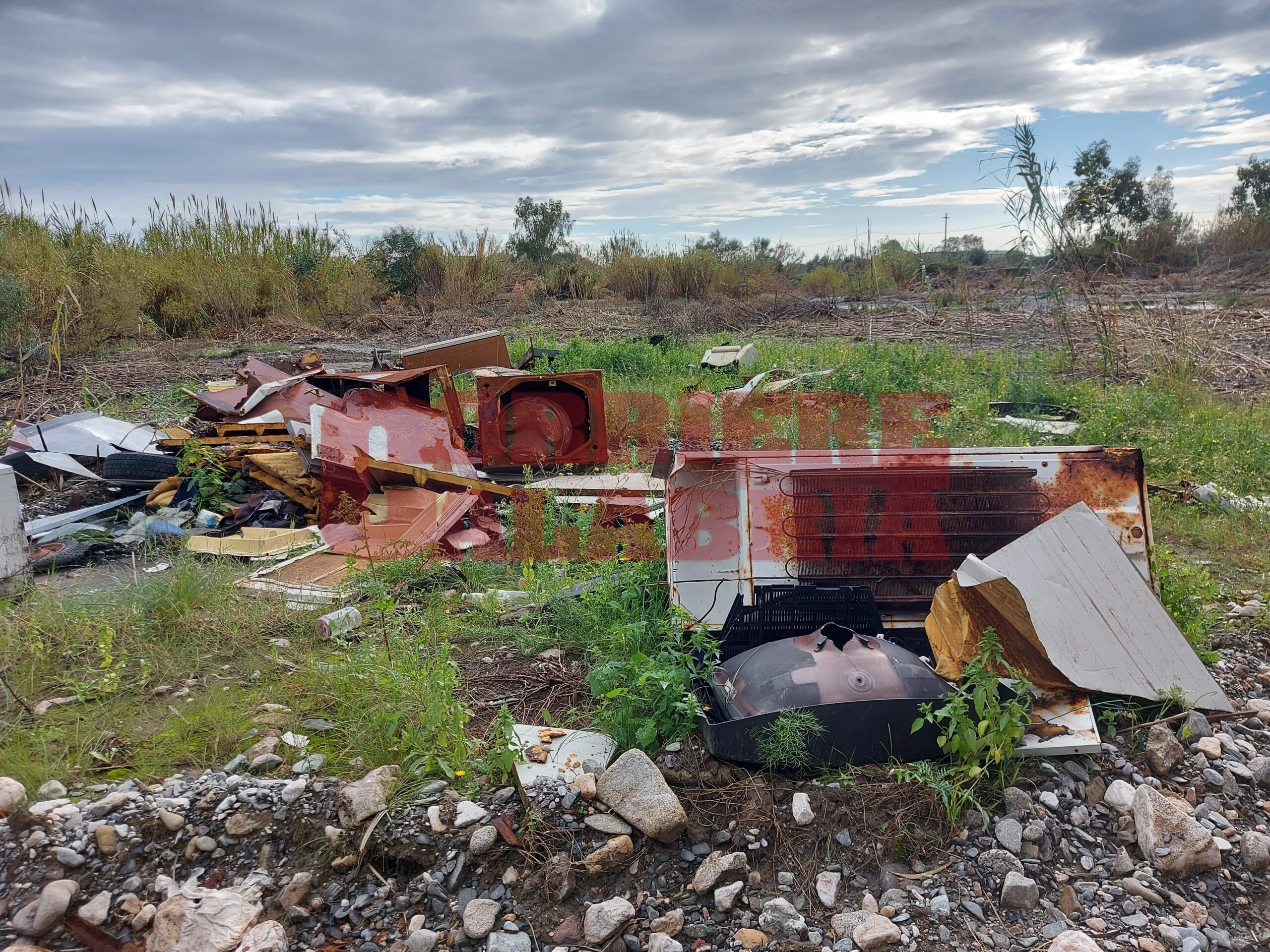 Lastre di eternit e rifiuti pericolosi, tra Locri e Siderno lo scempio sul letto della fiumara Novito – FOTO