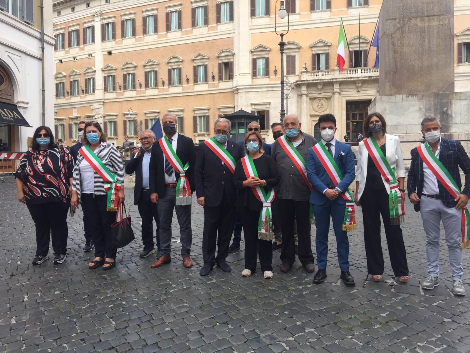 «Colmare il gap tra la Calabria e il resto del Paese». Sit-in dei sindaci calabresi a Palazzo Chigi