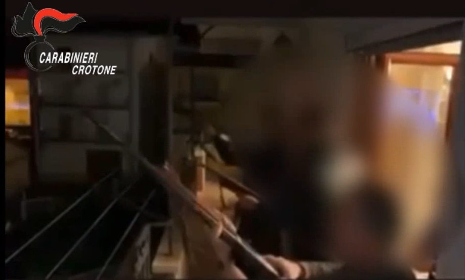 Far West di Capodanno a Cutro, colpi di fucile per "festeggiare": 4 denunce – VIDEO