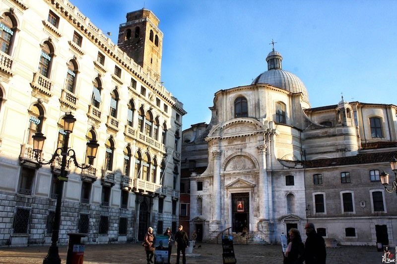 Pipì contro il muro di una chiesa a Venezia, multato un prof catanzarese