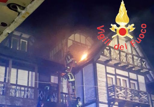 Un rogo divora il tetto dell'Albergo delle Fate in Sila