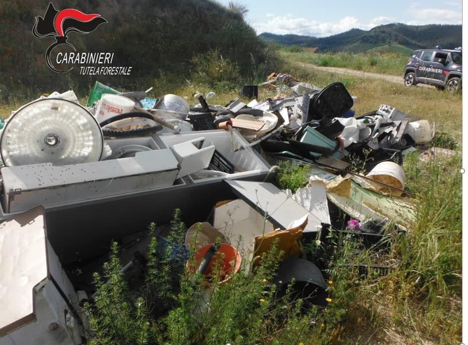 Abbandonavano rifiuti a Borgia, incastrati da una microcamera