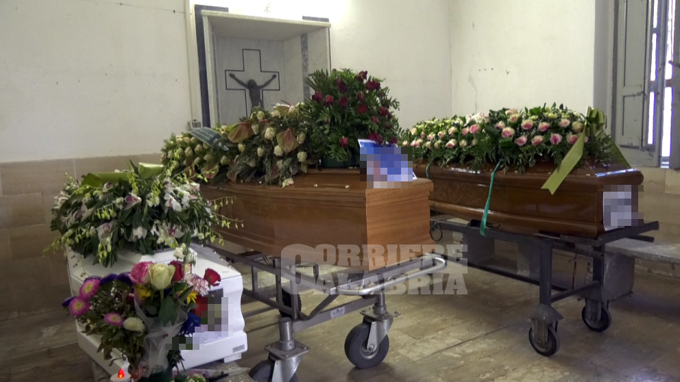 Lamezia, l’incubo dei cimiteri: bare “posteggiate”, disservizi e doppi costi – FOTO E VIDEO