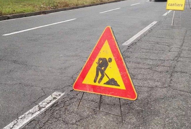 Provincia di Crotone senza soldi, le buche si riparano con la sabbia