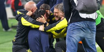 Catanzaro, il sogno serie A continua. Esplode la festa giallorossa negli spogliatoi di Palermo – VIDEO e FOTO