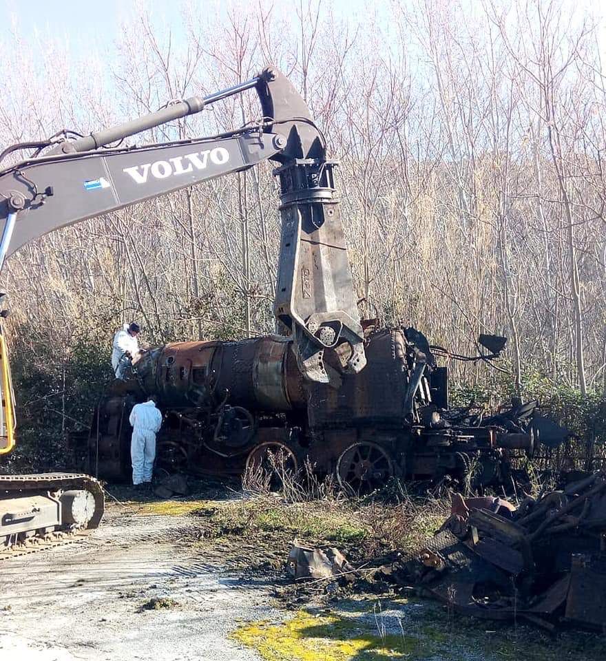 Demolita la storica locomotiva della Paola-Cosenza. «Chi lo ha deciso?»