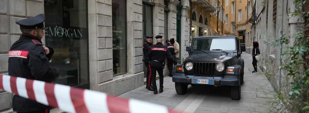 Donna trovata morta in casa con un taglio alla gola