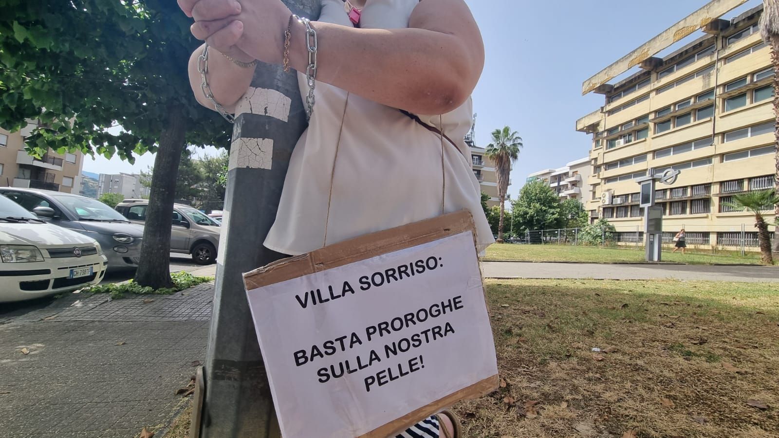 Villa Sorriso, sit in dell’Usb: «Il tribunale di Cosenza gioca con i problemi sociali» – VIDEO