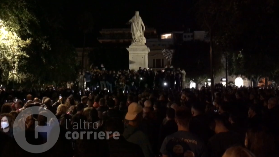 Reggio, 600 manifestanti “prendono” la piazza. Esplose alcune bombe carta – VIDEO