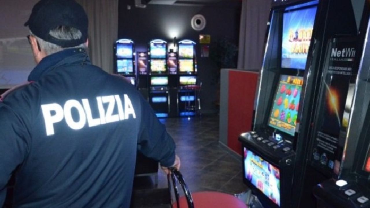 Sala slot clandestina in un locale abusivo a Vibo, oltre 200mila euro di multa