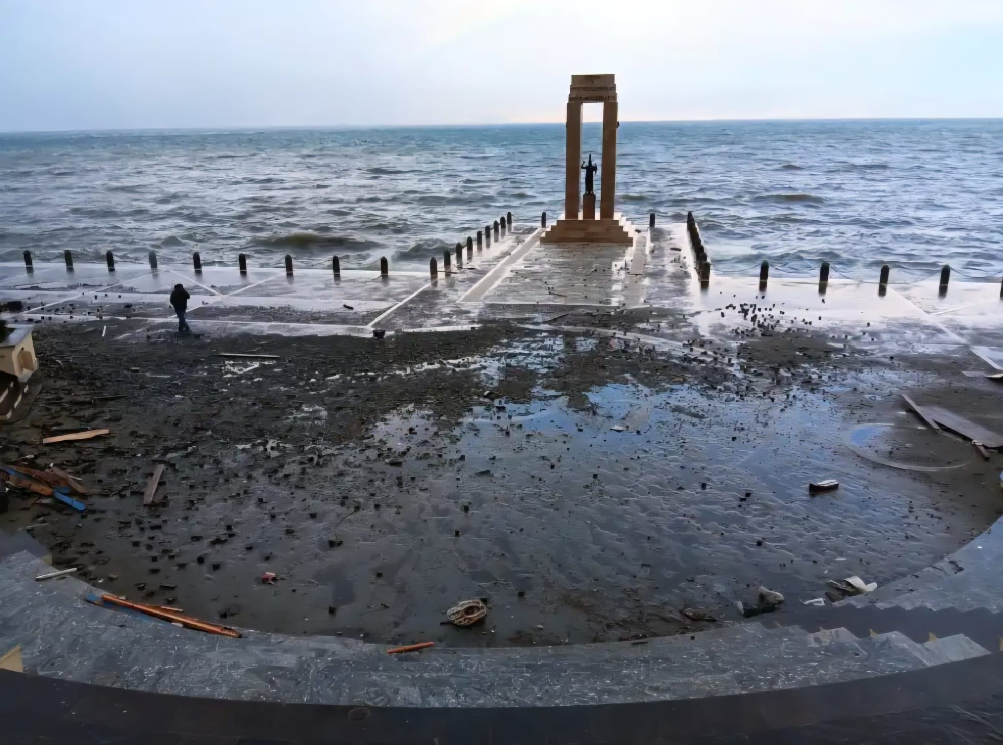 Notte di paura sullo Stretto, vento e mare flagellano la città