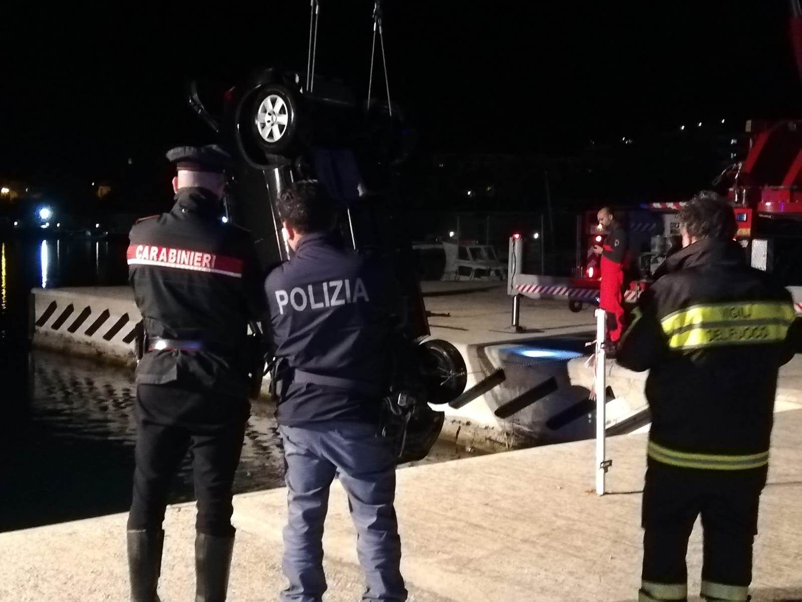 Cade in acqua con l'auto nel porto di Villa San Giovanni