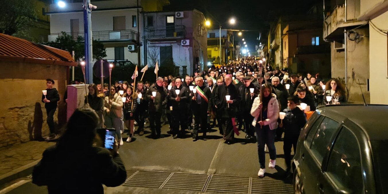 Varapodio abbraccia don Rigoli, fiaccolata per il parroco nel mirino della criminalità – VIDEO