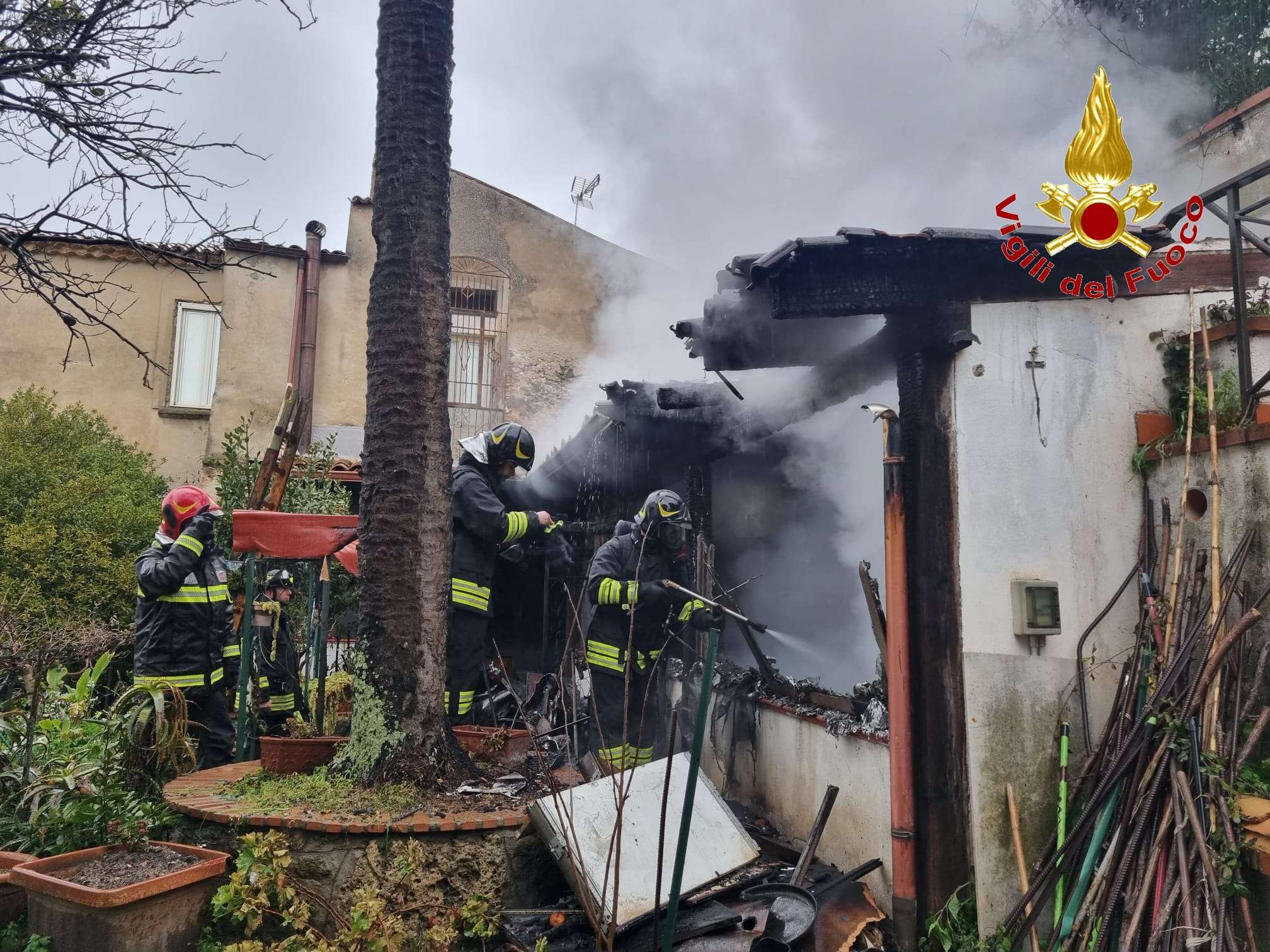 Vibo, divampa un incendio in una casa: i Vigili del Fuoco mettono in salvo due persone – FOTO