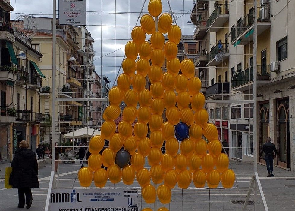 Cosenza, vandalizzato l’albero di Natale dell’Anmil. Caruso: «Tali atti non si ripetano più»