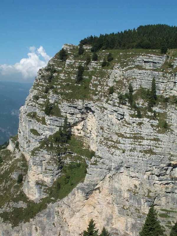 Operai in mobilità minacciano di gettarsi da un dirupo