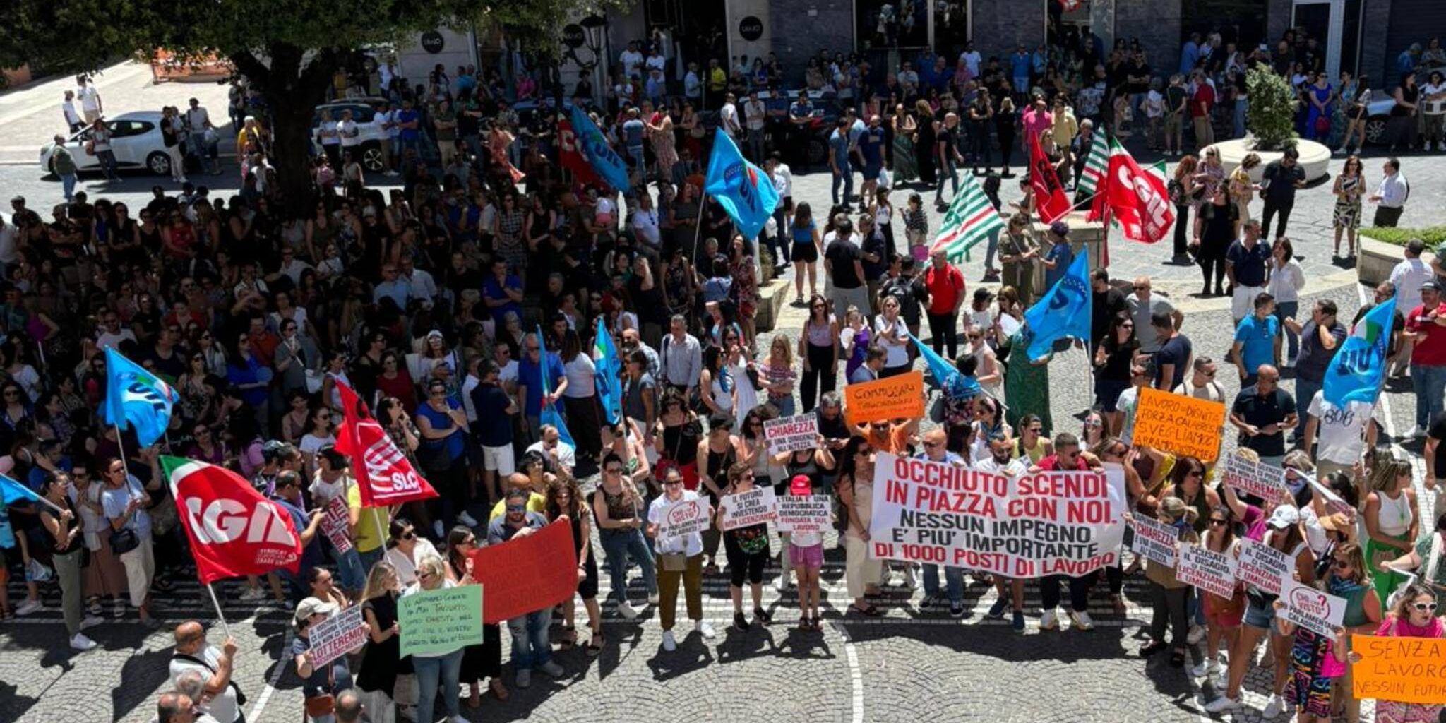 Abramo Costumer Care, lavoratori in piazza a Crotone e negozi chiusi – FOTO