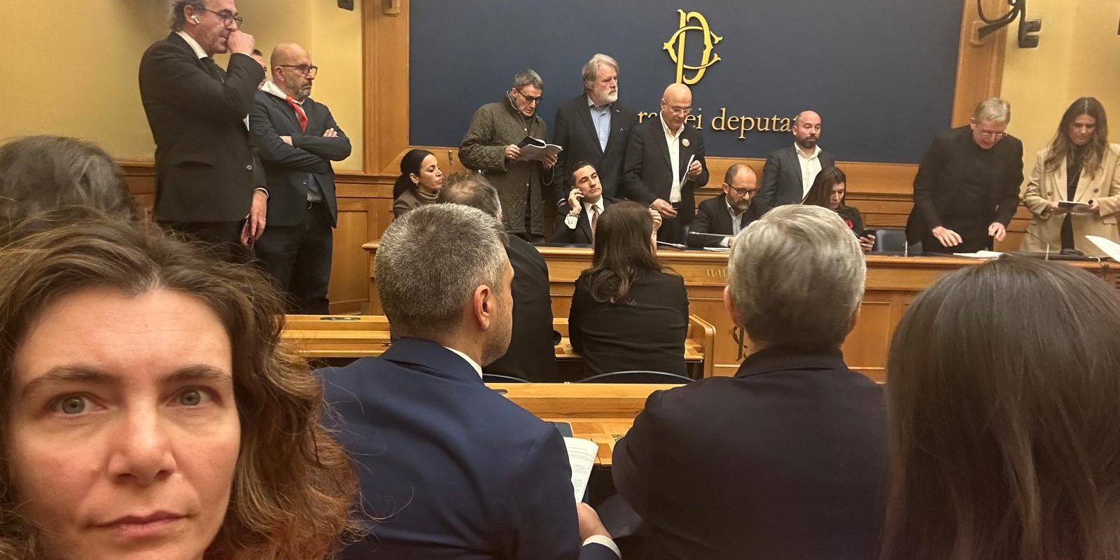 Annullata la conferenza sulla remigrazione promossa da Furgiuele. Alta tensione alla Camera