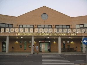 Crotone, protesta degli studenti contro la chiusura dell’aeroporto