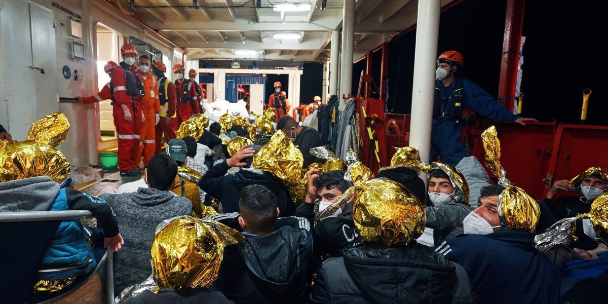 Sea Eye soccorre in mare 400 migranti. «Malta ha ignorato Sos»