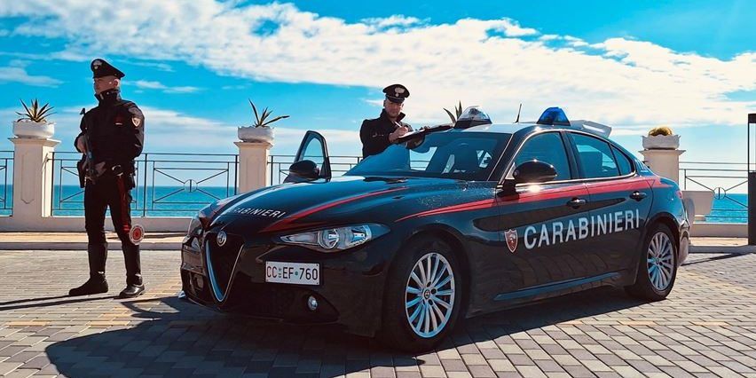 Torna dalla madre nonostante il divieto e il braccialetto elettronico: arrestato 23enne nel Crotonese