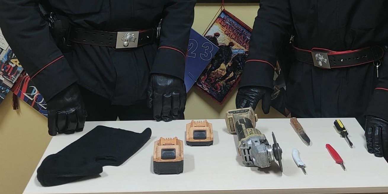 Simeri Crichi, i carabinieri denunciano 4 uomini per violazione di domicilio e strumenti da scasso