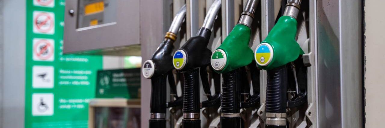 Continuano a scendere i prezzi dei carburanti