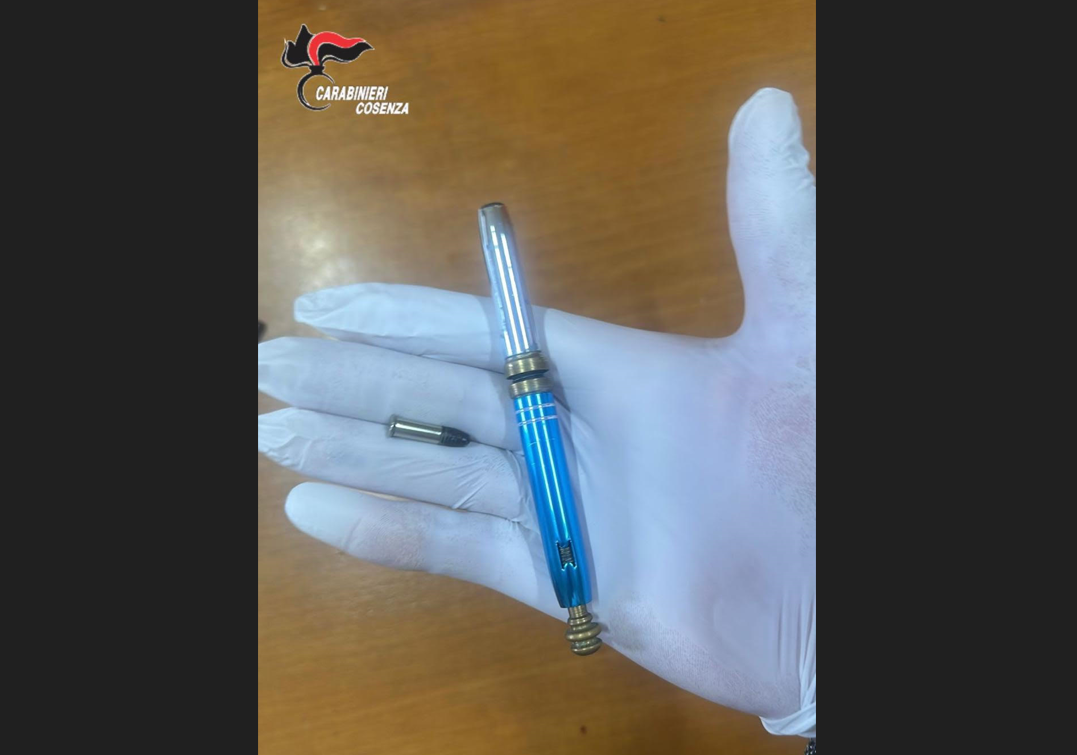 Nascondeva una pistola a forma di penna in casa, arrestato 34enne a Cetraro