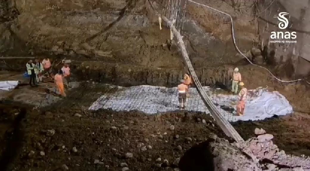 Voragine sulla SS 280, proseguono i lavori. Apertura prevista per giovedì – VIDEO