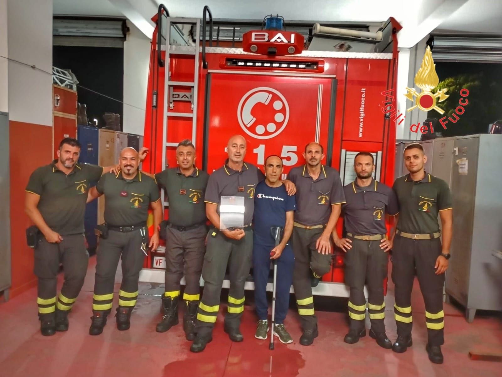 Gli salvarono la vita dopo grave incidente, uomo fa visita ai Vigili del Fuoco di Lamezia