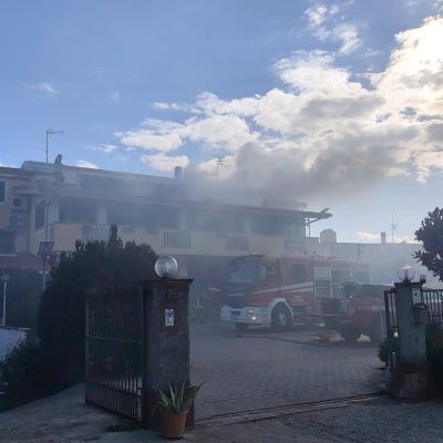 In fiamme un’abitazione a Sellia Marina, intervengono i Vigili del Fuoco – FOTO