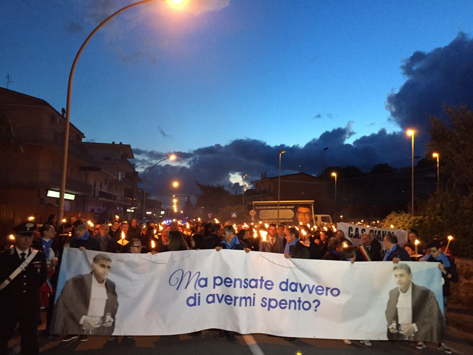 Lamezia in piazza per l'avvocato Pagliuso. «Indagate con mente libera»